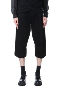 KNEE DARTED FLARE SHORTS - BLACK (SS25-TRS-105-02)