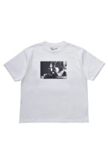 Amy Winehouse Lean On A Car Photo S/S Tee/White(MND-AMW002)