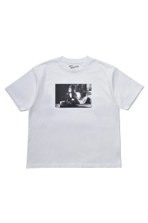 Amy Winehouse Lean On A Car Photo S/S Tee/White(MND-AMW002)