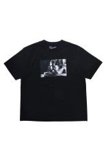 Amy Winehouse Lean On A Car Photo S/S Tee/Black(MND-AMW002)