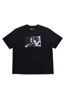 Amy Winehouse Lean On A Car Photo S/S Tee/Black(MND-AMW002)