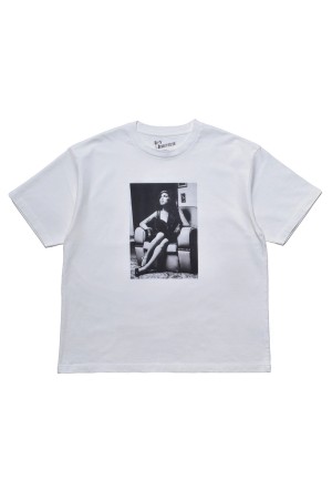Amy Winehouse Sitting On A Chair Photo S/S Tee/White(MND-AMW003)