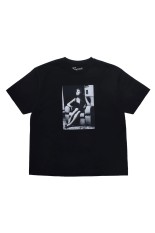Amy Winehouse Sitting On A Chair Photo S/S Tee/Black(MND-AMW003)