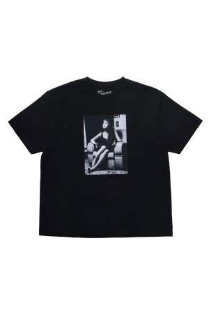 Amy Winehouse Sitting On A Chair Photo S/S Tee/Black(MND-AMW003)